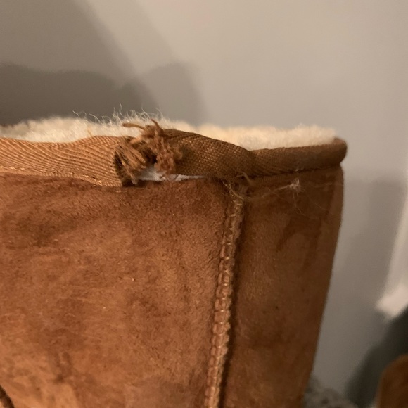 Kids tall ugg boots size 3 …. One tiny damage … - Picture 3 of 3